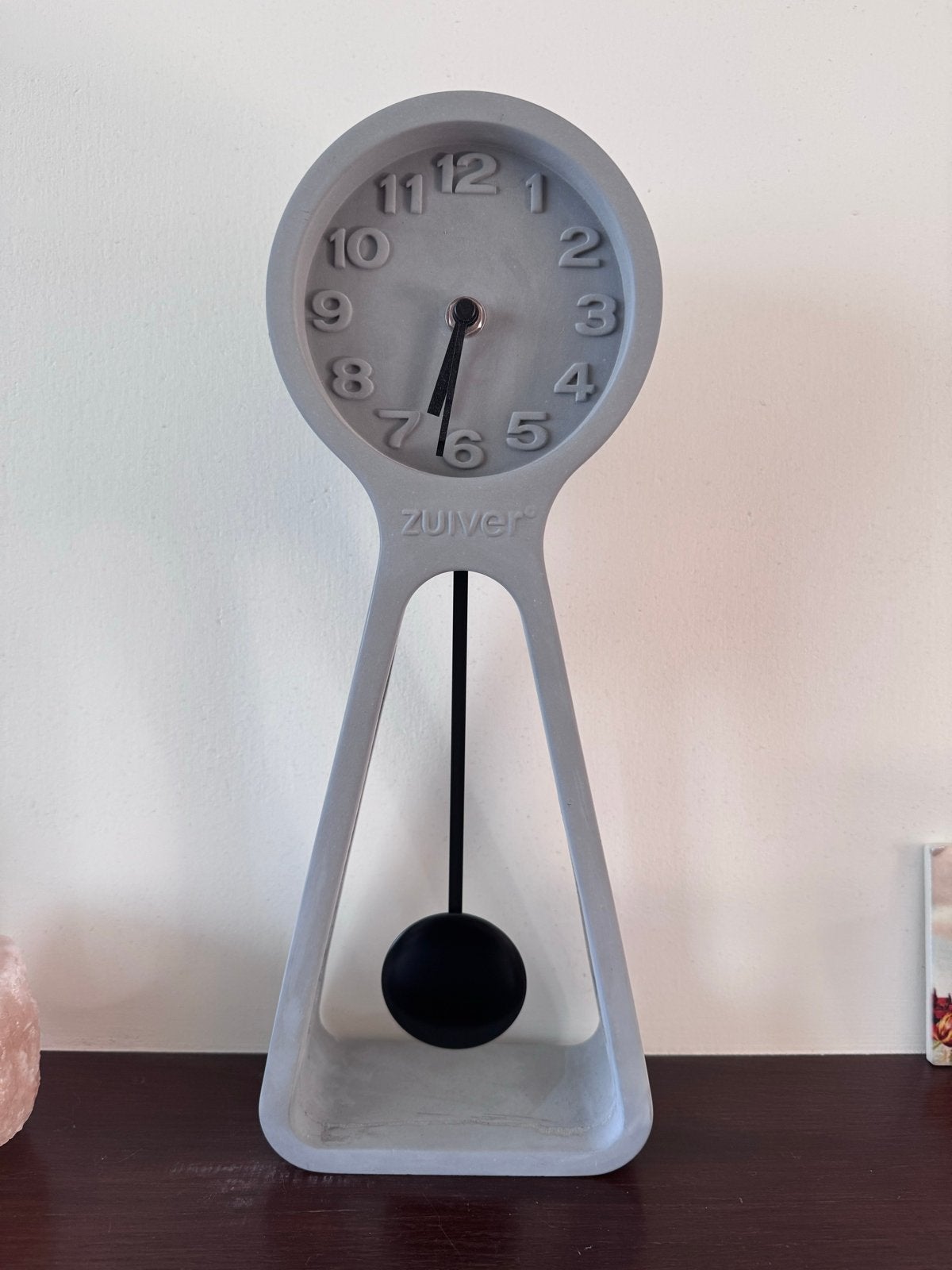 Zuiver Pendulum Klok - Beton, Sleutelgatvorm, nieuw in doos., Grijs, Met slinger, Analoog, Nieuw