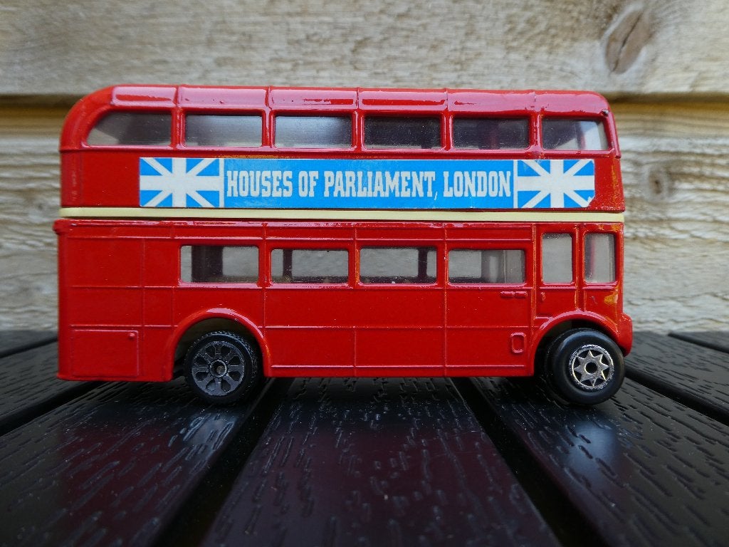 Model auto Engelse dubbeldekkers 2 stuks   1:43, Ophalen of Verzenden, Zo goed als nieuw, Bus of Vrachtwagen, Overige merken