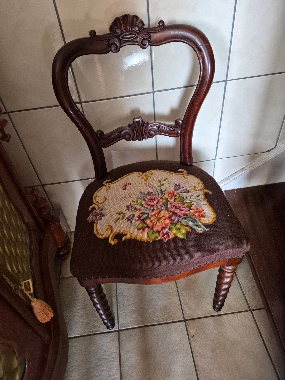 Biedermeier stoeltje met petit point zitting, Ophalen