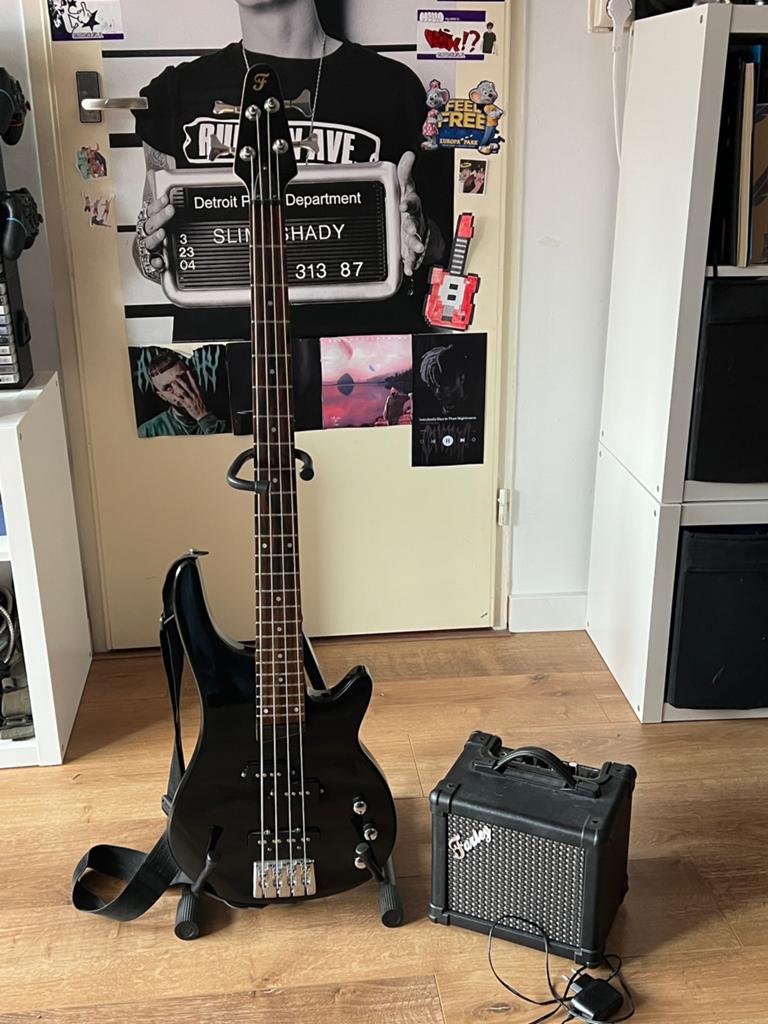 Fazley 4 snaar basgitaar + fazley box, Ophalen, Zo goed als nieuw