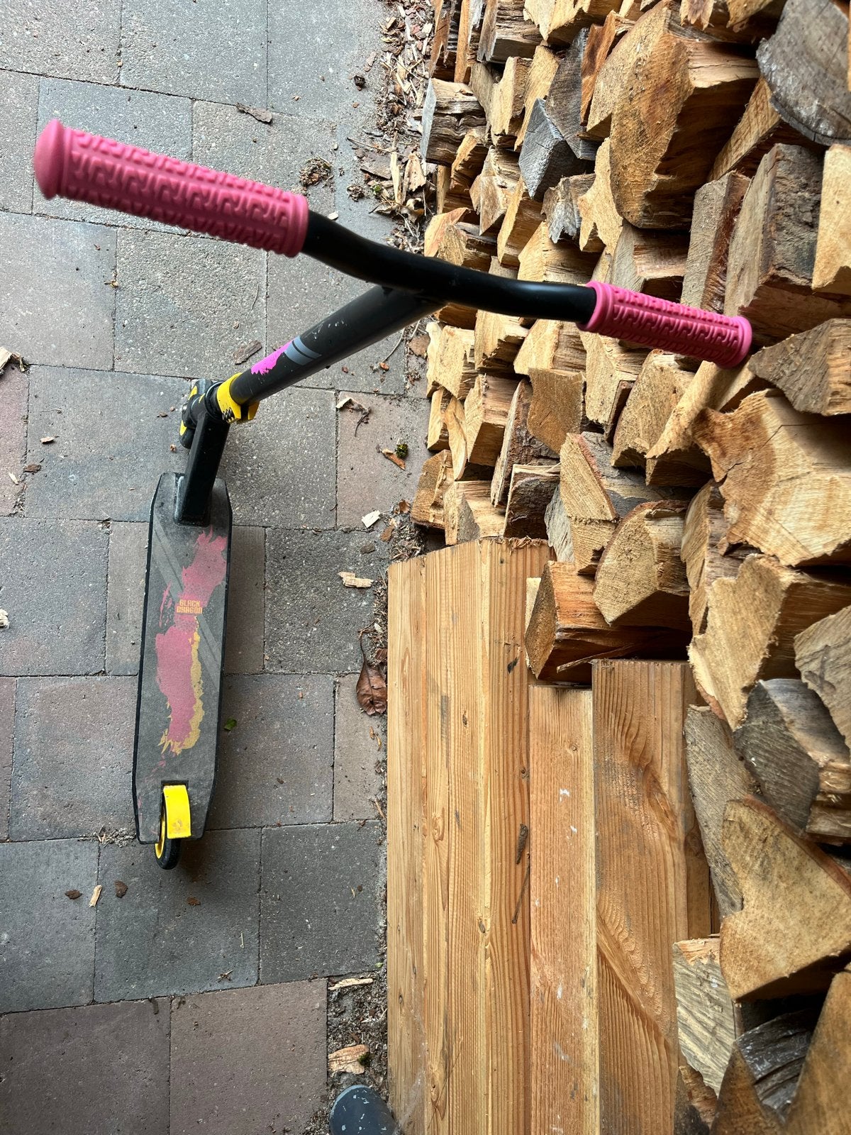 Stuntstep met roze handvatten en gele wielen, Fietsen en Brommers, Steps, Gebruikt, Gewone step, Ophalen of Verzenden