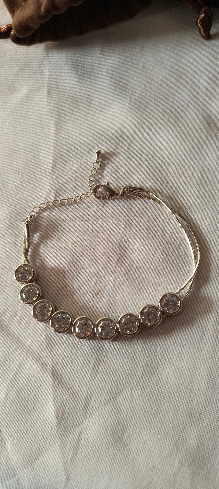Zilverkleurige armband met glimmende steentjes, Met kristal, Overige materialen, Nieuw, Ophalen of Verzenden