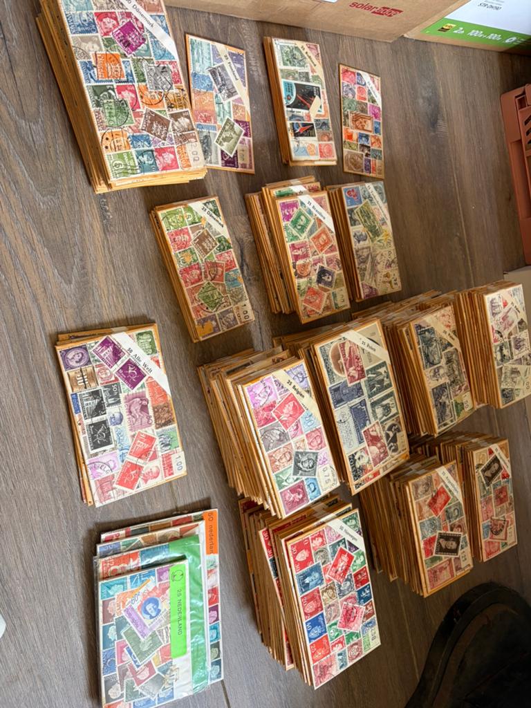 335x postzegelpakketjes, Postzegels en Munten, Postzegels | Volle albums en Verzamelingen, Ophalen of Verzenden, Nederland en Buitenland