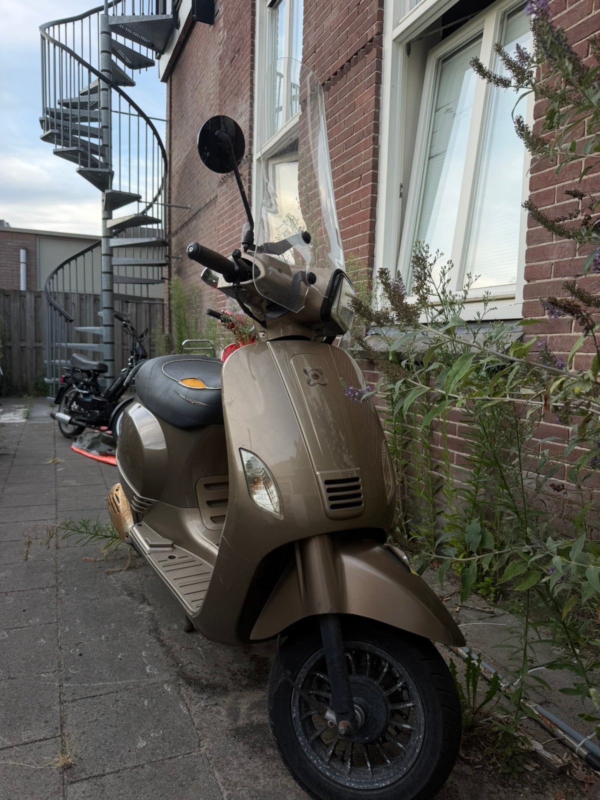 AGM scooter, Fietsen en Brommers, Snorfietsen en Snorscooters, Ophalen, Zo goed als nieuw, Benzine, Overige merken