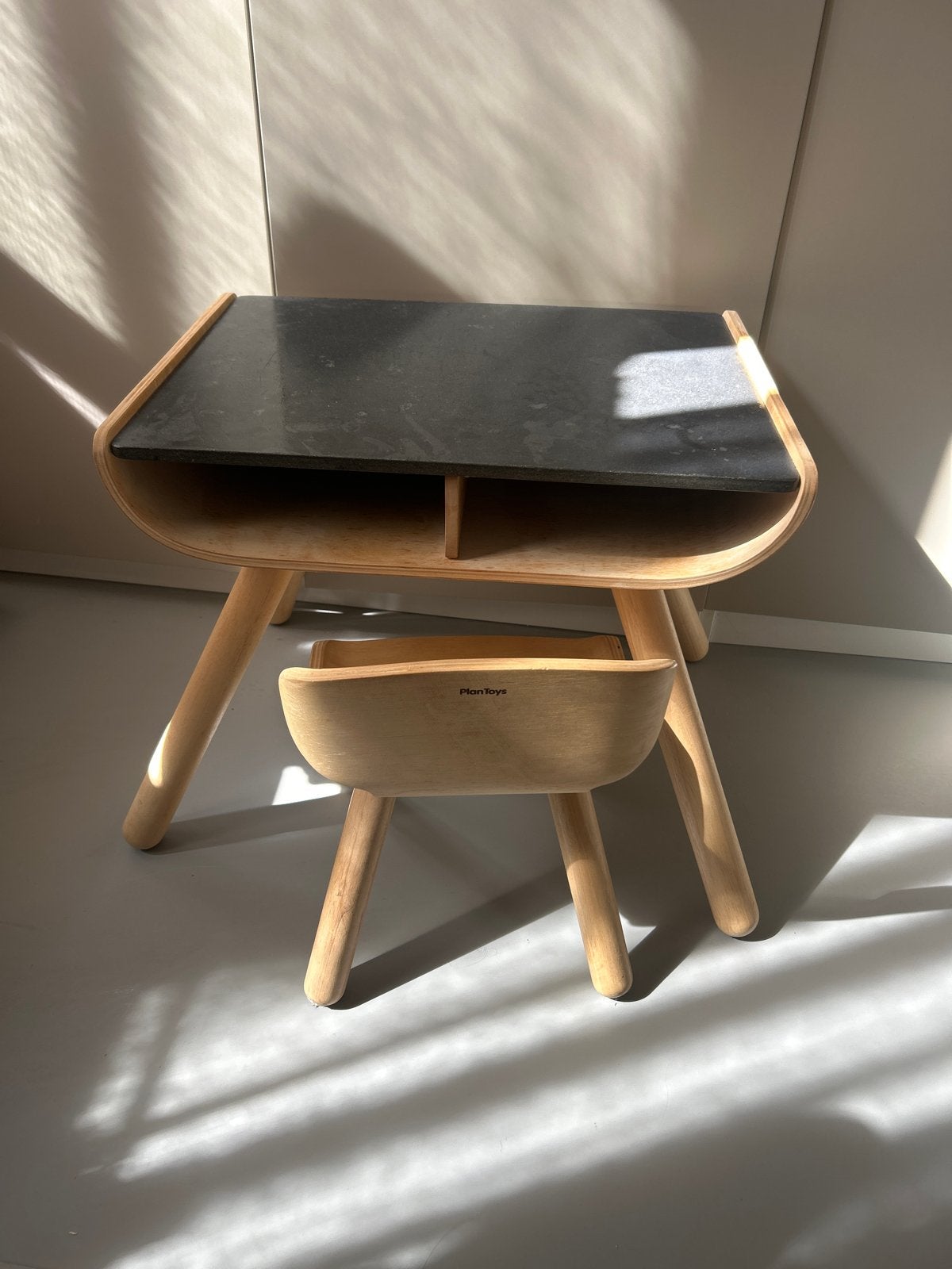 Plantoys Kleuterbureau met vakjes - Erg stevig, Ophalen, Zo goed als nieuw, Tafel(s) en Stoel(en)