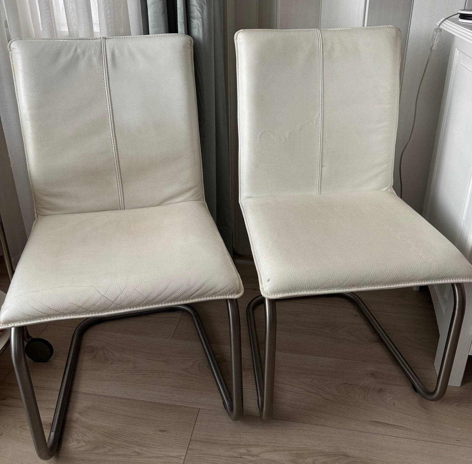 2 wit leren eettafel stoelen. Eventueel nog 2 rode stoelen, Ophalen, Gebruikt, Twee, Wit