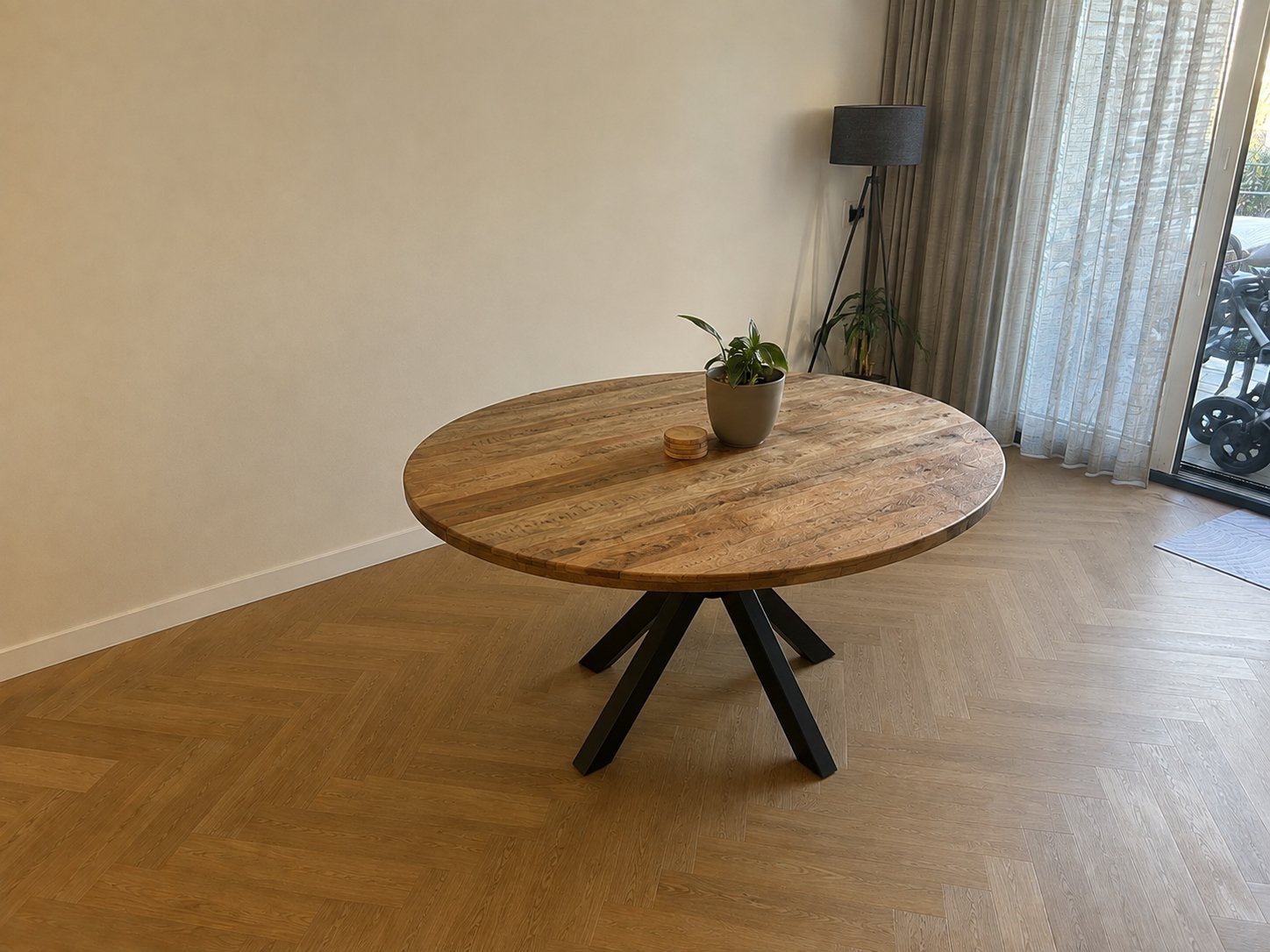 Ronde eettafel mangohout met zwart metalen onderstel, Huis en Inrichting, Tafels | Eettafels, Ophalen, Gebruikt, 100 tot 150 cm