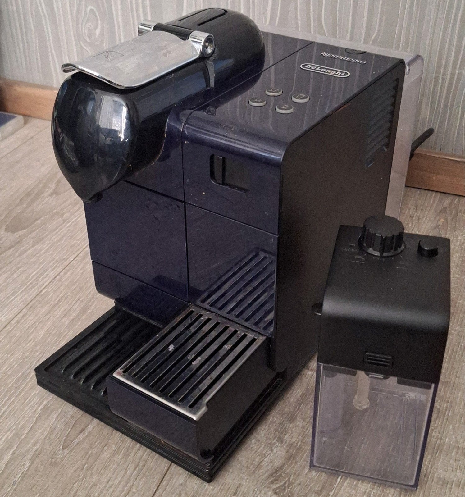 Nespresso Delongi EN520 met melk schuimer. cups koffie