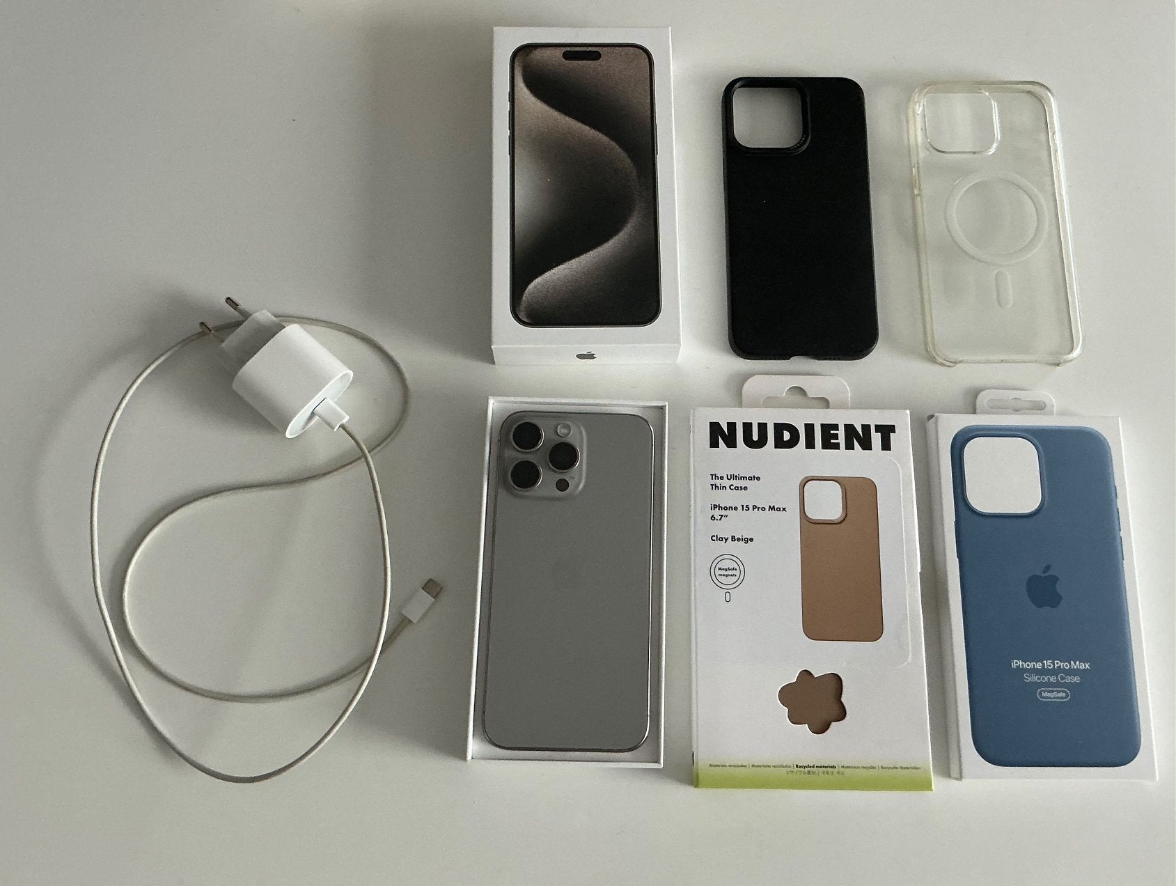 iPhone 15 Pro Max 256GB Naturel 4 hoesjes, oplader en doos, Blauw, IPhone 15 Pro Max, Zo goed als nieuw, 82 %
