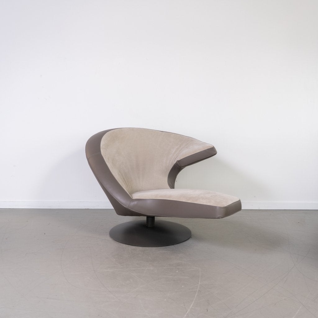 2x Leolux Parabolica Fauteuil Beige Suède/Grijs Leer - Zwart