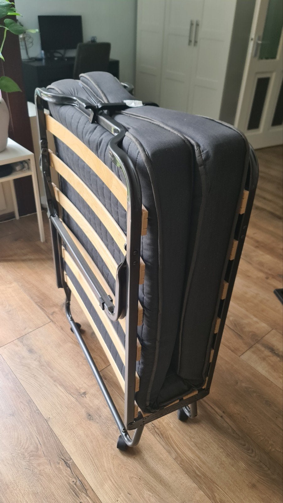 Opvouwbaar logeerbed met matras en hoes, Ophalen, Gebruikt, Eenpersoons, Zwart