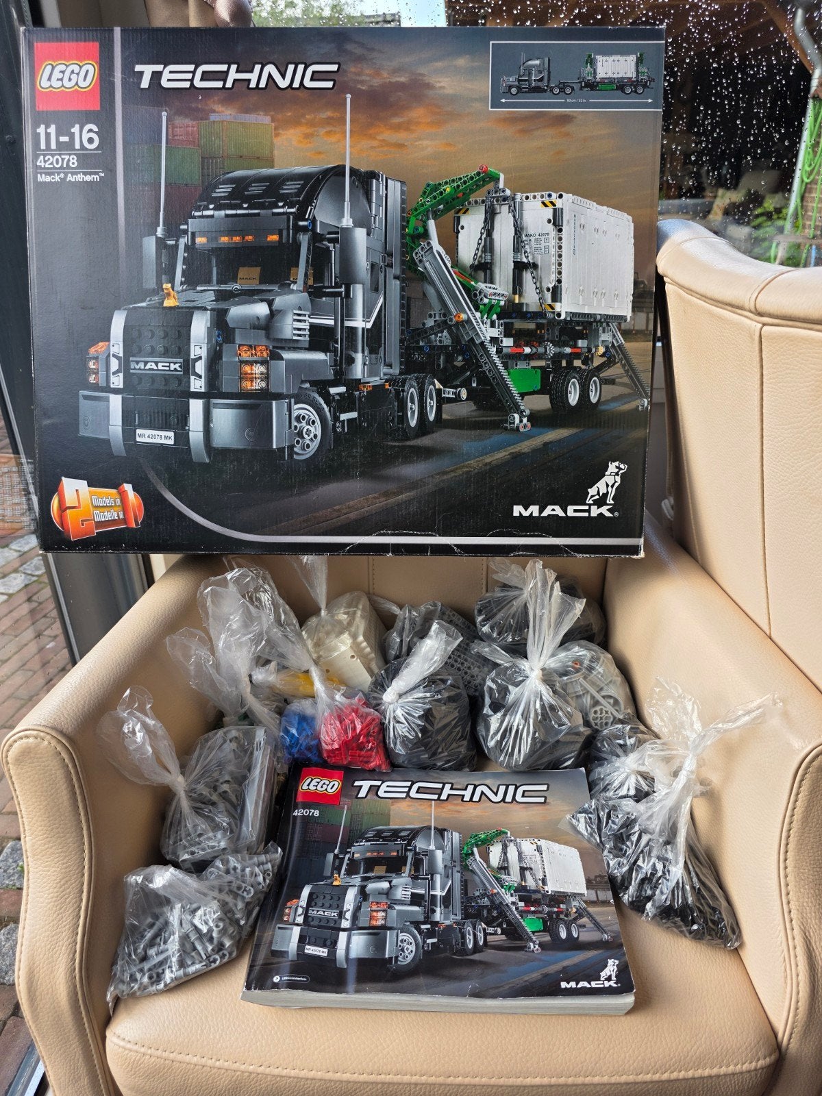 Foto 3 van LEGO Technic Mack Anthem 42078 - Zo goed als nieuw