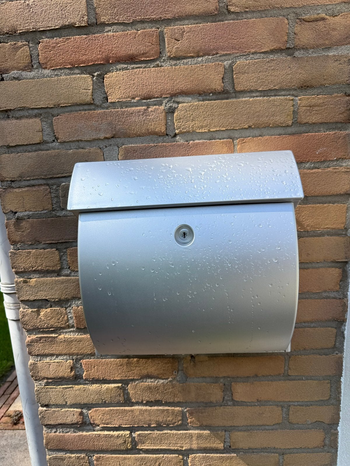Zilverkleurige wandbrievenbus met sleutel 2, Tuin en Terras, Brievenbussen, Ophalen, Zo goed als nieuw, Overige materialen, Wandbrievenbus