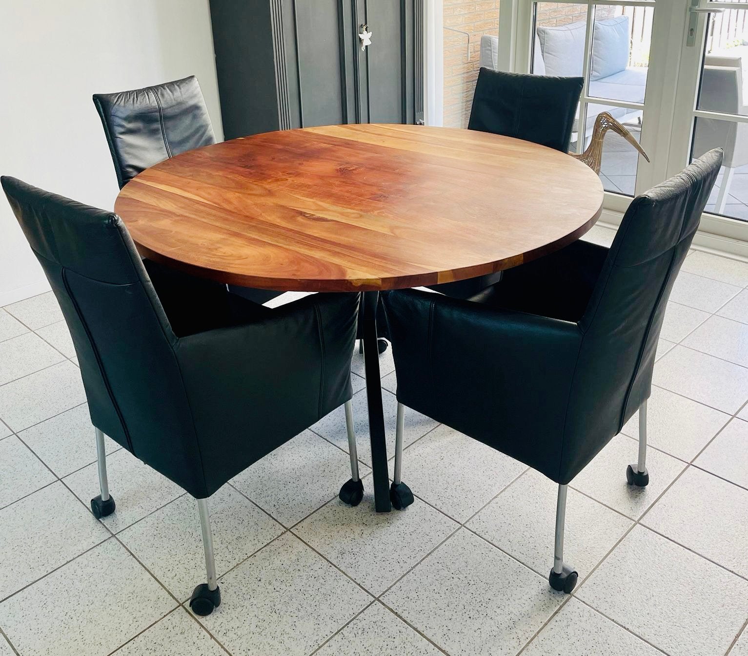 Acacia houten ronde tafel met 4 leren stoelen + witte lamp, Ophalen, Zo goed als nieuw, 4 tot 6 stoelen