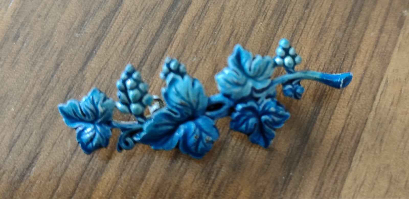 Vintage jaren '60 blauwe cloisonne druiventros blad broche., Ophalen of Verzenden, Gebruikt, Blauw