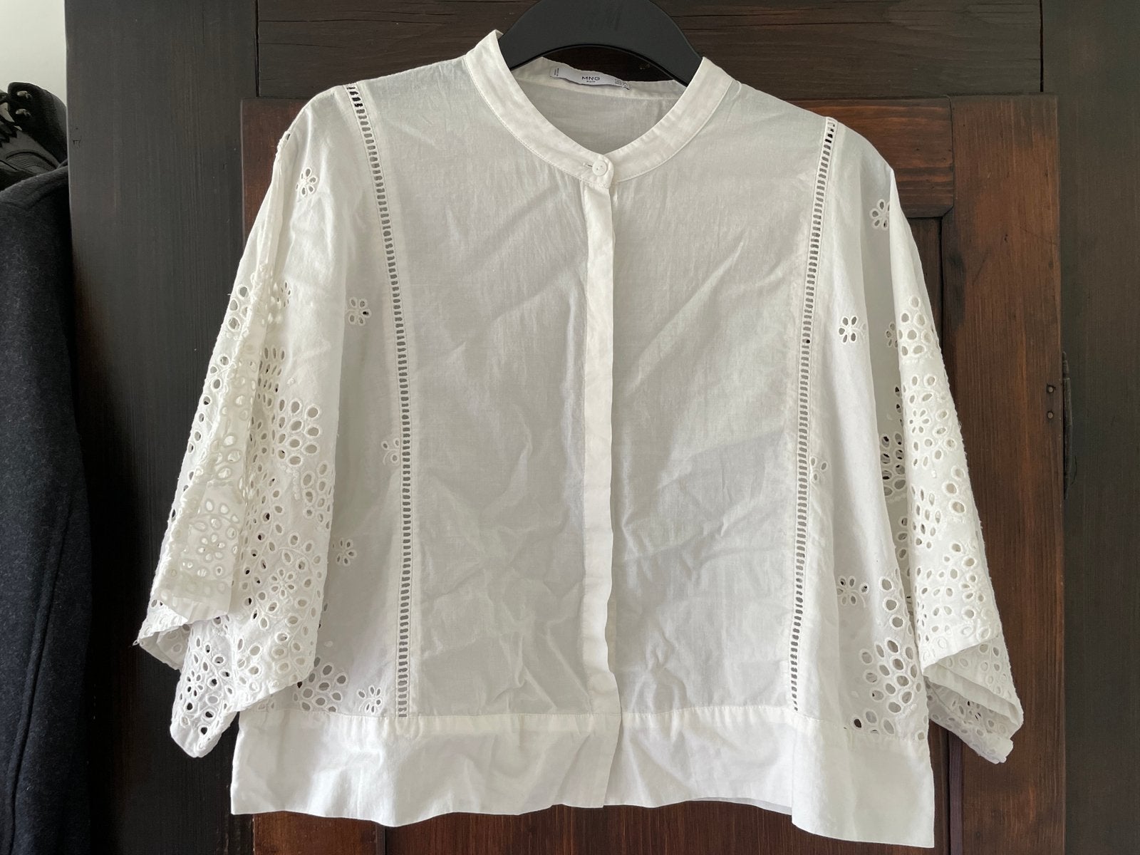 Kort wit katoenen blousje met broderie anglaise van Mango M, Ophalen of Verzenden, Zo goed als nieuw, Maat 38/40 (M), Wit