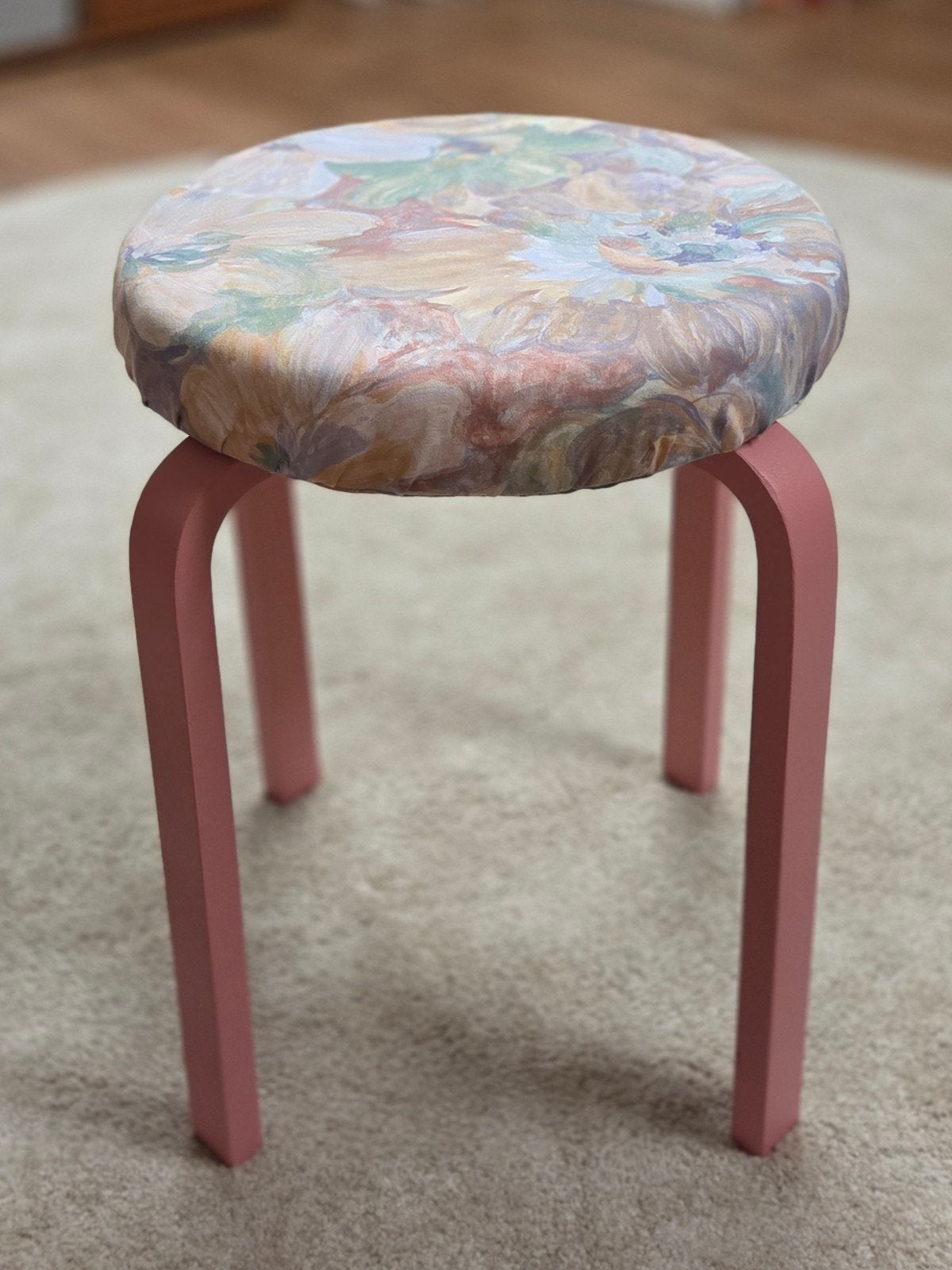 Geüpcyclede vintage IKEA Frosta kruk - uniek design, Ophalen of Verzenden, Zo goed als nieuw, Hout