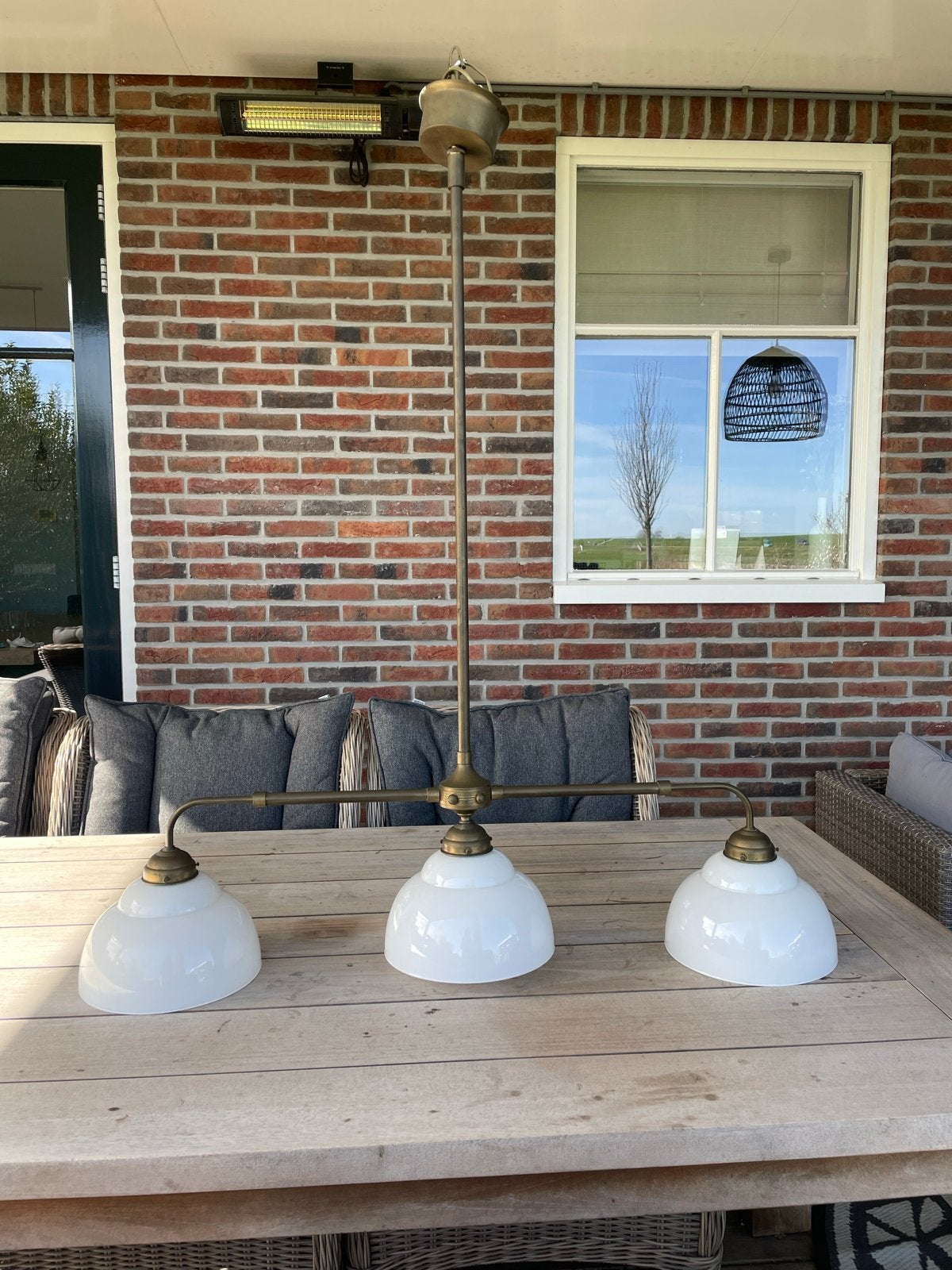 Vintage hanglamp met 3 melk glazen kappen, Ophalen, Gebruikt, E27 (groot), Glas