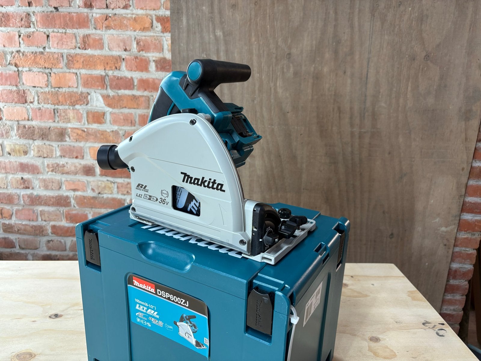 Makita DSP600ZJ invalzaag met geleiderail en tas, Invalzaag, 70 mm of meer, Ophalen of Verzenden, Zo goed als nieuw