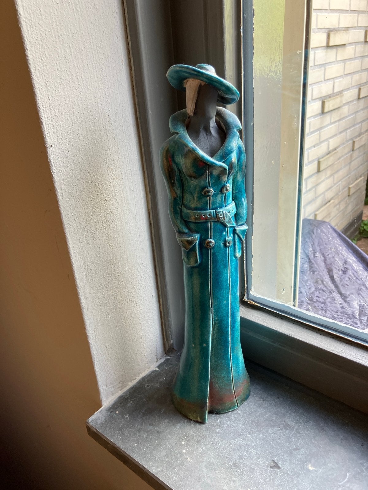 Keramieken beeld vrouw in lange jas met hoed, Ophalen, 20 - 50 cm, Steen of Keramiek, Beeld
