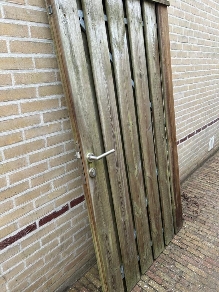 Houten poort met metalen frame en deurbeslag, Ophalen, Minder dan 3 meter, Hout, 1 tot 2 meter