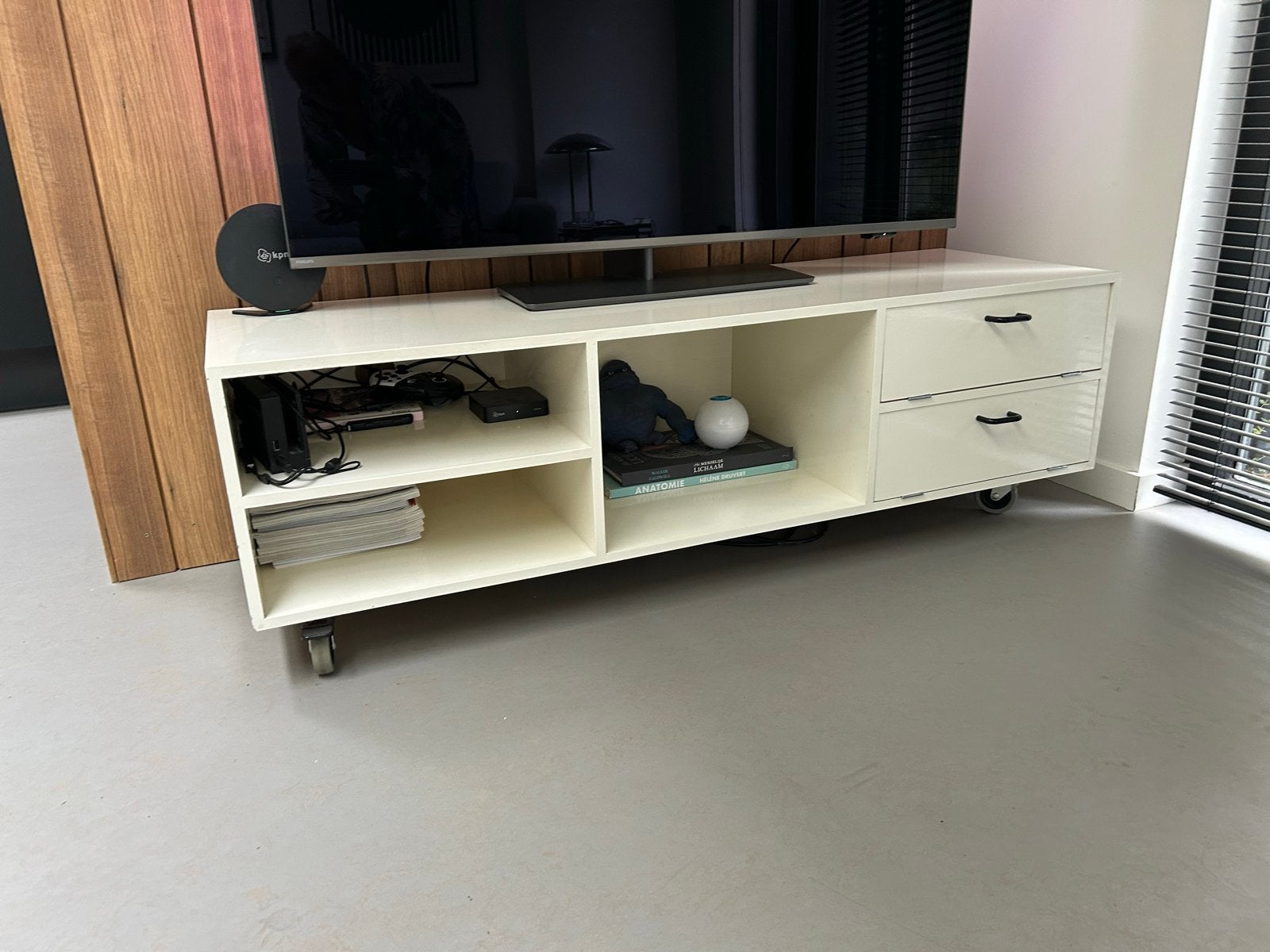 Gratis tv-meubel op wielen met 2 klepkastjes - H45xB141xD45,, Ophalen, Gebruikt, 100 tot 150 cm, Minder dan 100 cm