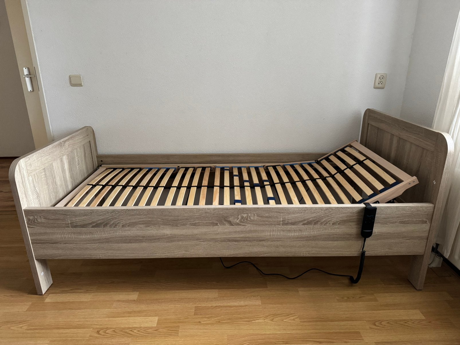 Seniorenbed compleet met elektrische luxe bodem, Ophalen, Zo goed als nieuw, Eenpersoons