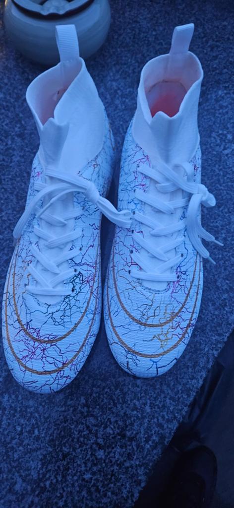 Voetbalschoenen maat 40 - Wit met kleurrijke details, Ophalen of Verzenden, Nieuw, Schoenen