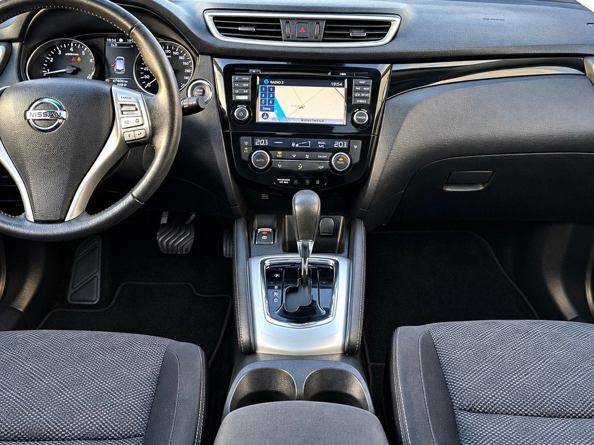 Nissan Qashqai 1.2 N-Connecta/360 CAMERA/NAVI/NWST, Dealer onderhouden, Stof, Gebruikt, 4 cilinders