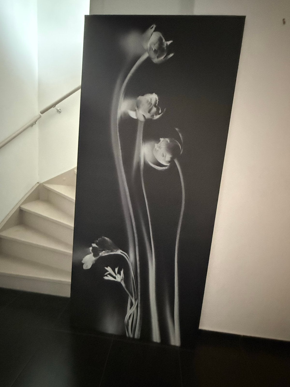 Groot zwart-wit schilderij met bloemen, Ophalen of Verzenden, Zo goed als nieuw, Schilderij, 75 – 100