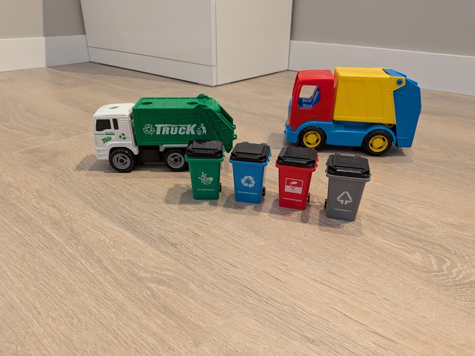Twee vuilniswagens met afvalbakken speelgoedset, Ophalen of Verzenden, Gebruikt