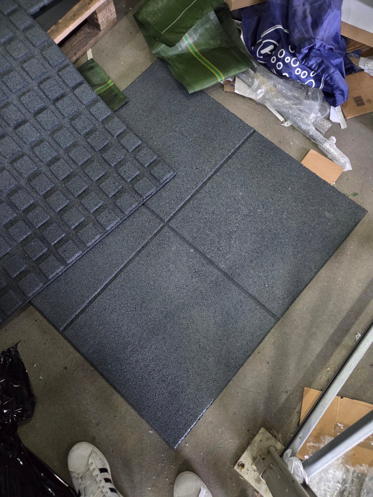 Rubberen rubber tegel grijs sportschool of garage, Gebruikt, 60 cm of meer, Vloertegels, Overige materialen