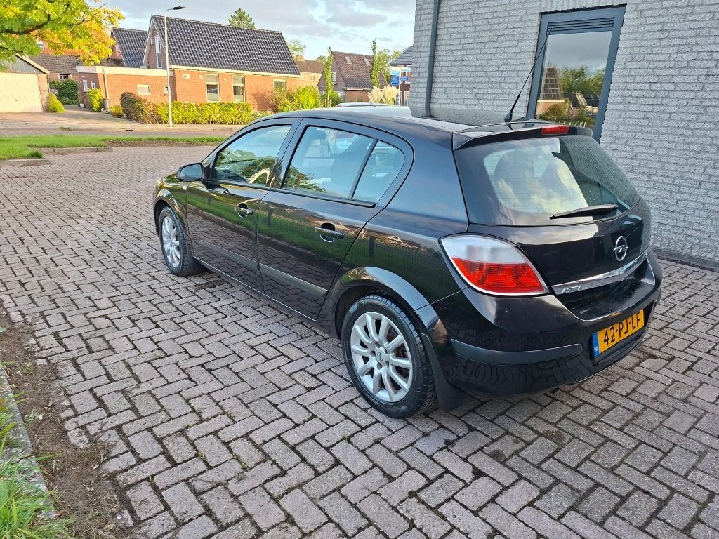 opel astra 1800 16v nwe apk 25.09.2027, Auto's, Voorwielaandrijving, Zwart, 4 cilinders, 4 stoelen