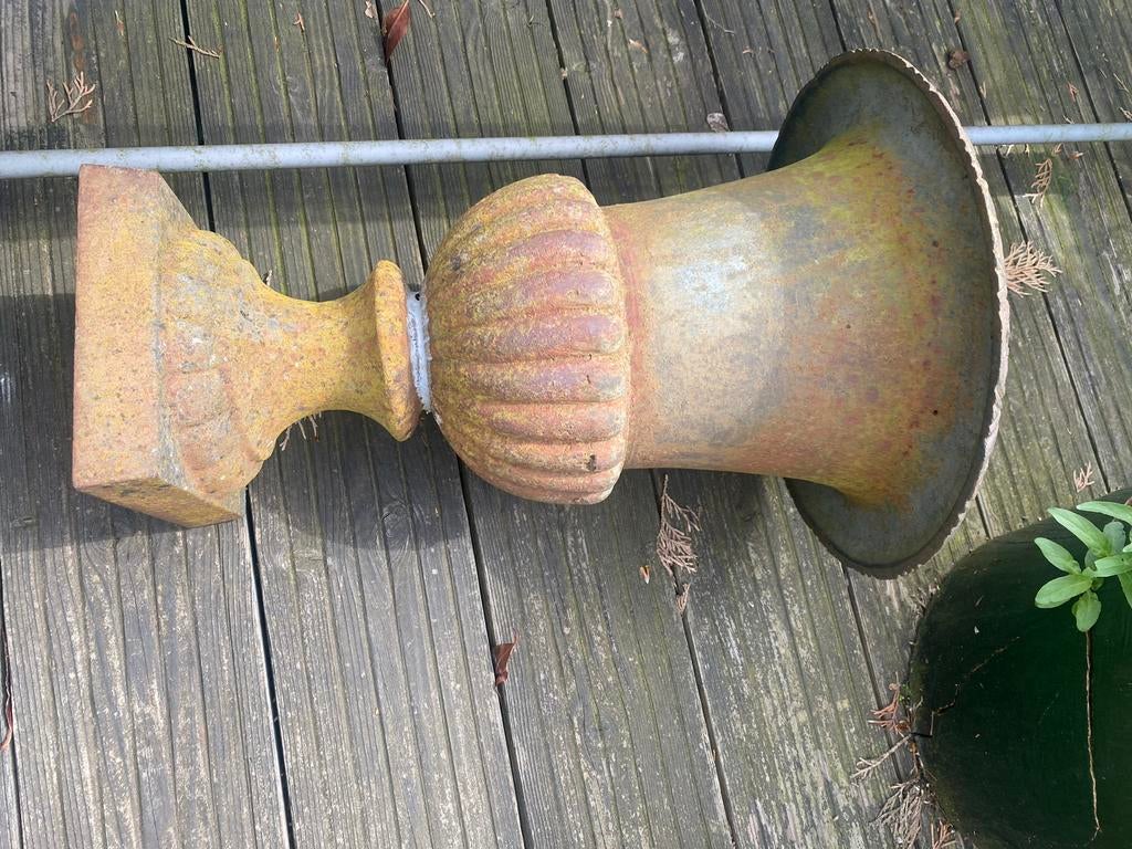 Twee grote Versailles vazen, ook per stuk te koop, Ophalen of Verzenden