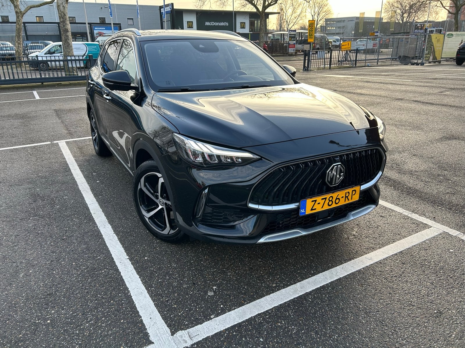 MG EHS 1.5 GDI 258pk Aut 2024 Zwart Lease Overname, Auto's, 4 cilinders, Zwart, 55 km/l, 162 pk