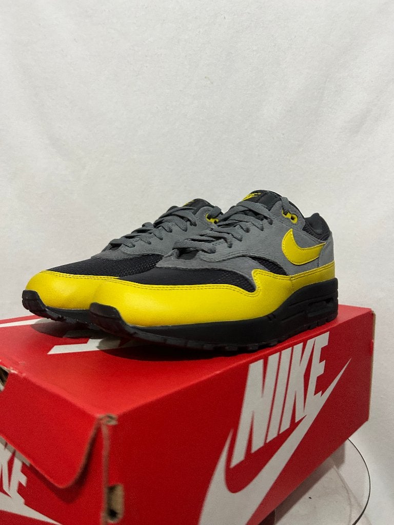 NIEUW IN DOOS! Maat 41 - Nike Air Max 1 Essential Batman 2.0, Overige kleuren, Verzenden, Nike, Nieuw