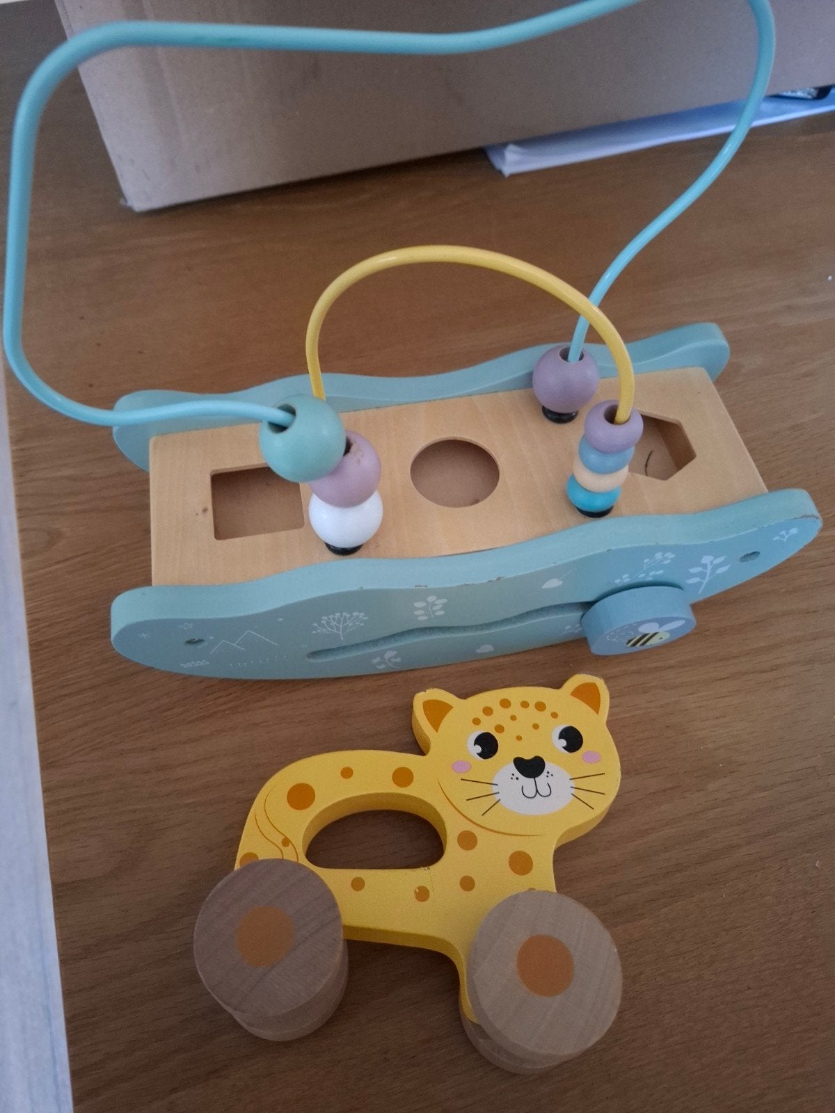 2 baby speeltjes: houten kralenbaan en luipaard auto, Kinderen en Baby's, Verzenden
