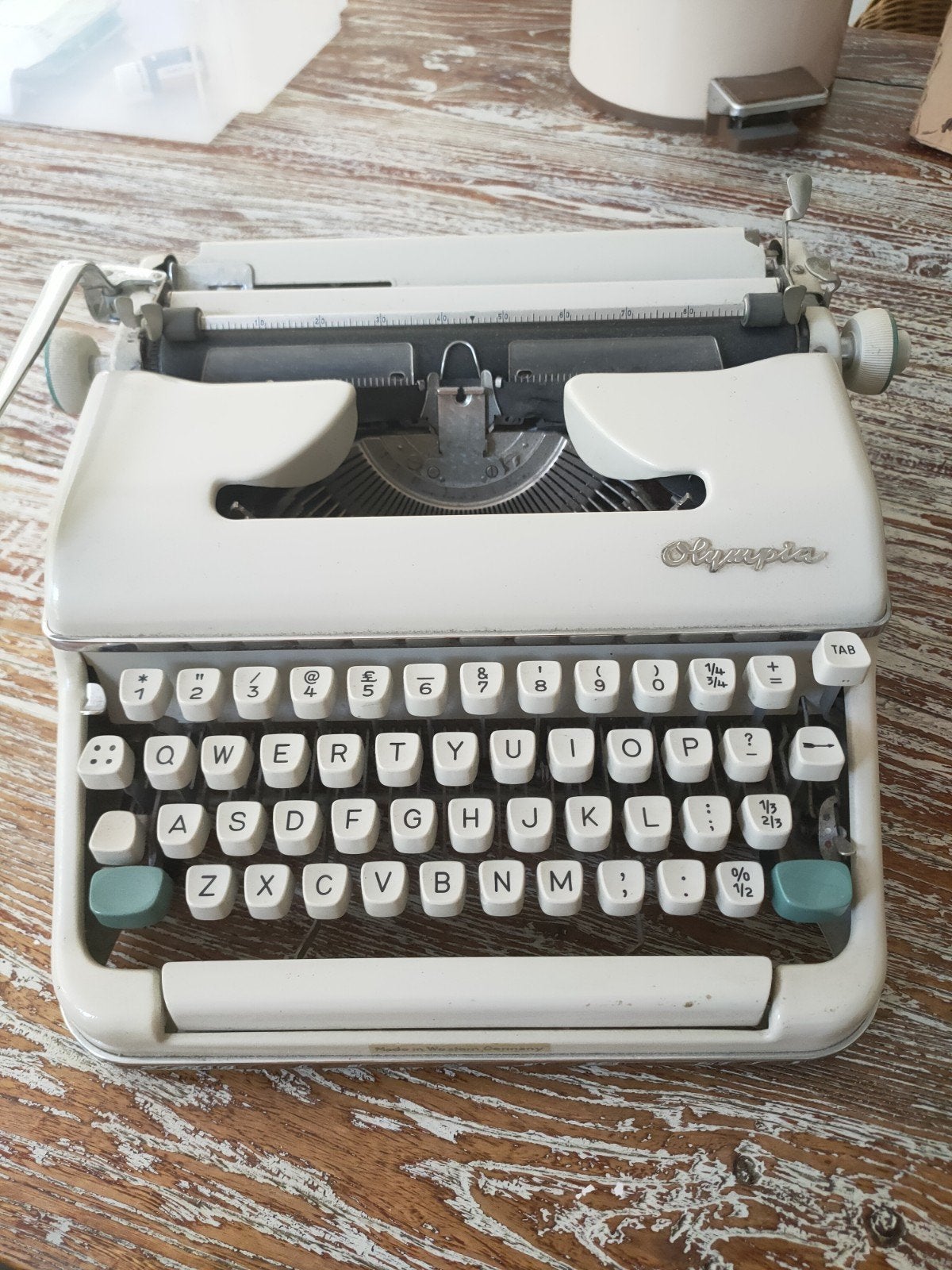Olympia typmachine, Ophalen