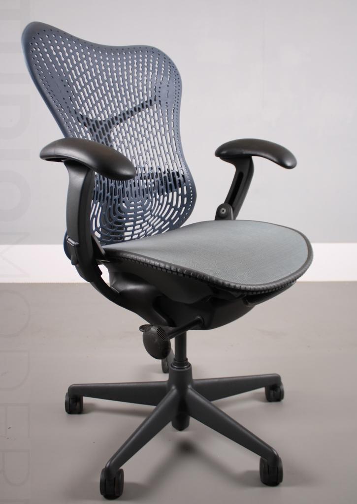 1 Herman miller Mirra 1 bureaustoelen Grijs Licht Blauw