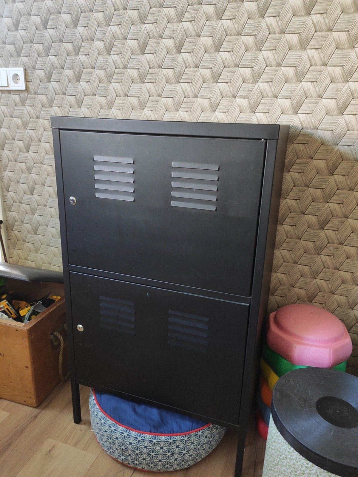 Ikea metalen lockerkast zwart, Huis en Inrichting, Kasten | Lockerkasten, Ophalen