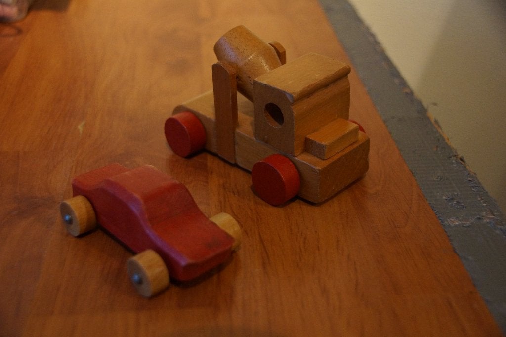 2 kleine houten auto's, Ophalen of Verzenden, Gebruikt