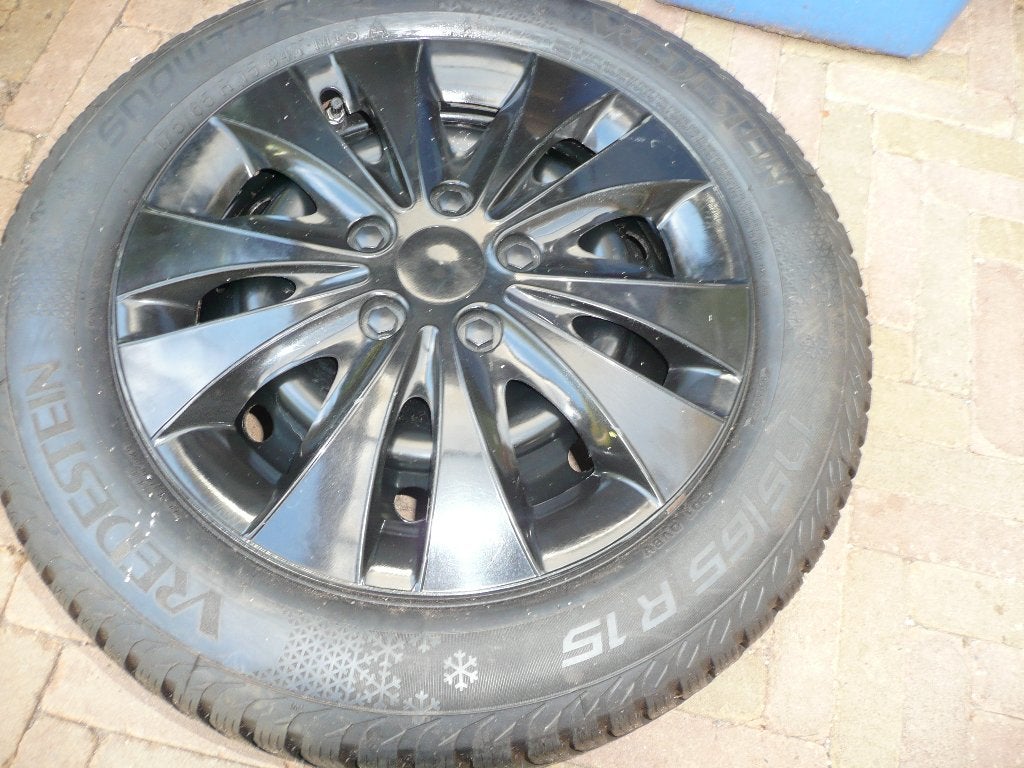 Te koop 4 zo goed als nieuwe winterbanden/velgen/sier doppen, Auto-onderdelen, Ophalen, 15 inch, 175 mm, Banden en Velgen
