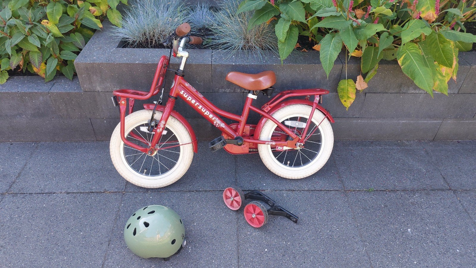 SuperSuper Kinderfiets 14inch met zijwieltjes en helm, Fietsen en Brommers, Ophalen, Zijwieltjes, Gebruikt, Velgrem