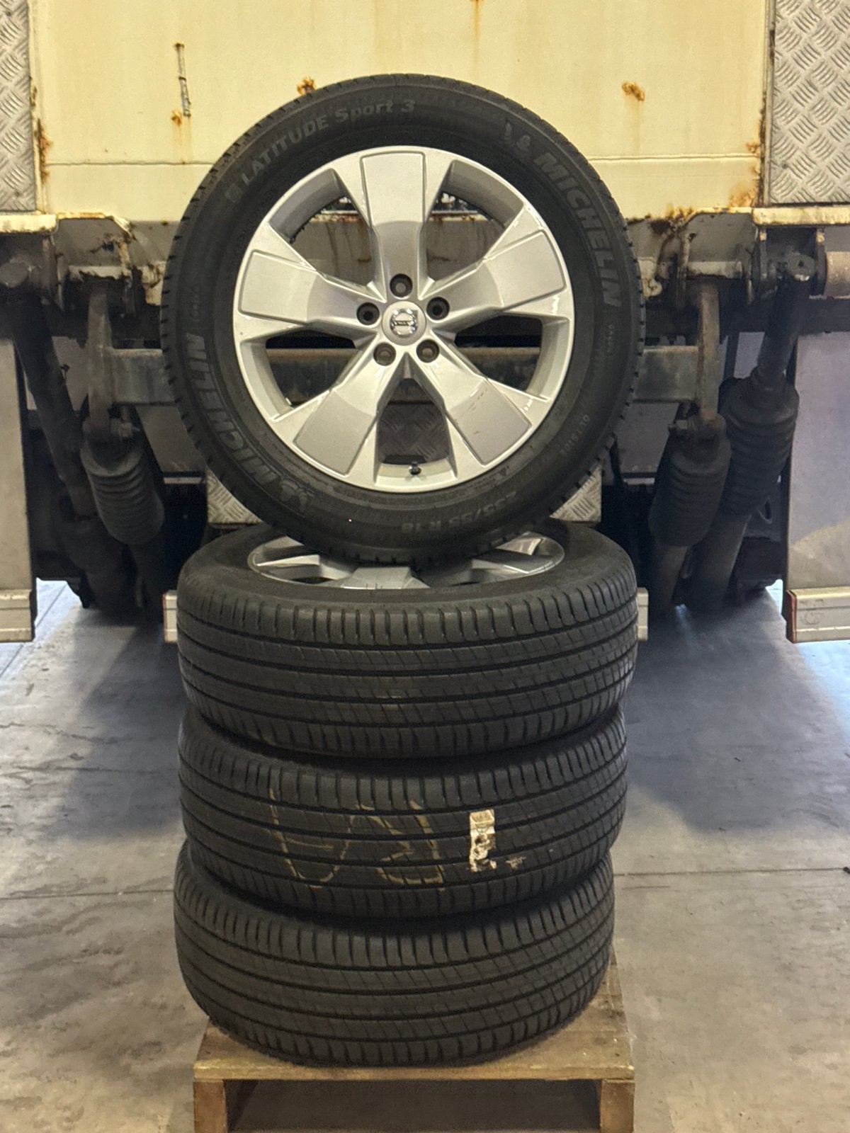 Volvo XC40 Zomerwielenset/ velgen 18” | Michelin 235/55R18, Ophalen, 18 inch, Banden en Velgen, 235 mm