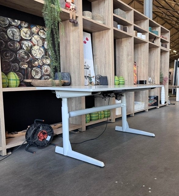 Elektrisch Zit-Sta Bureau – 150 x 80 cm – Grijs – €250, 1st, Huis en Inrichting, Gebruikt, 150 cm, Spaanplaat of MDF, Ophalen of Verzenden