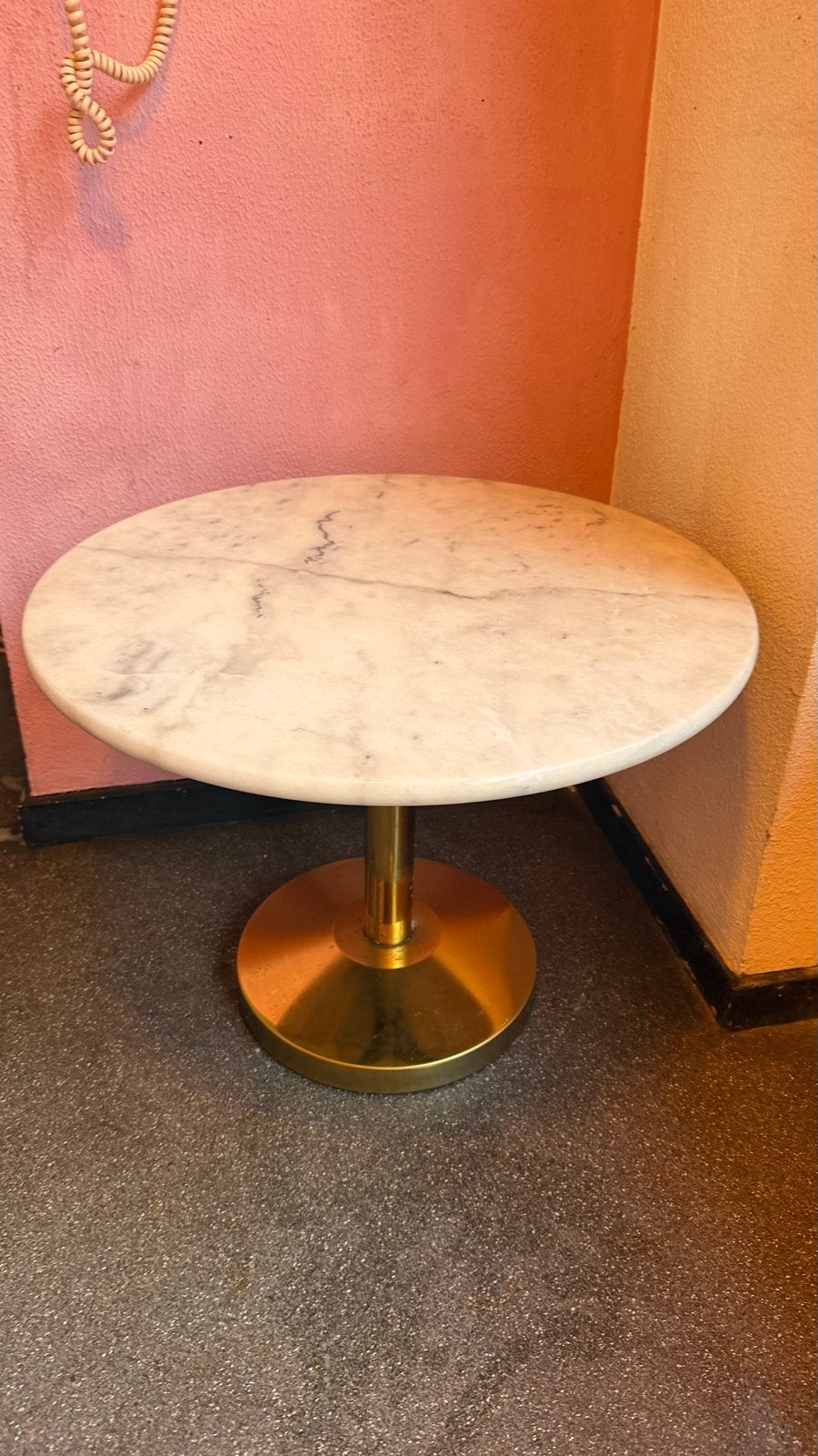 Corian bijzettafel met marmerlook blad en gouden poot, Huis en Inrichting, Ophalen, Kunststof, Gebruikt, Rond