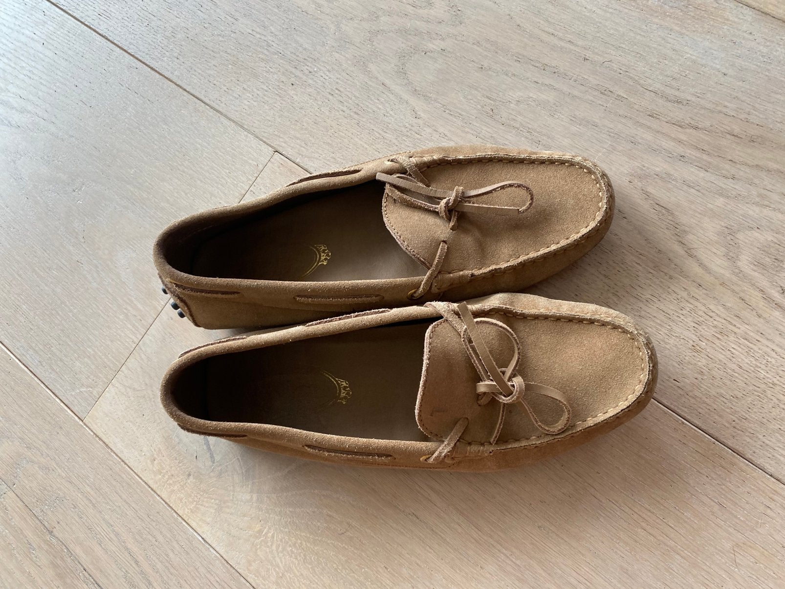 Tod’s 38,5 suede loafers, Beige, Ophalen of Verzenden, Zo goed als nieuw, Espadrilles of Moccasins