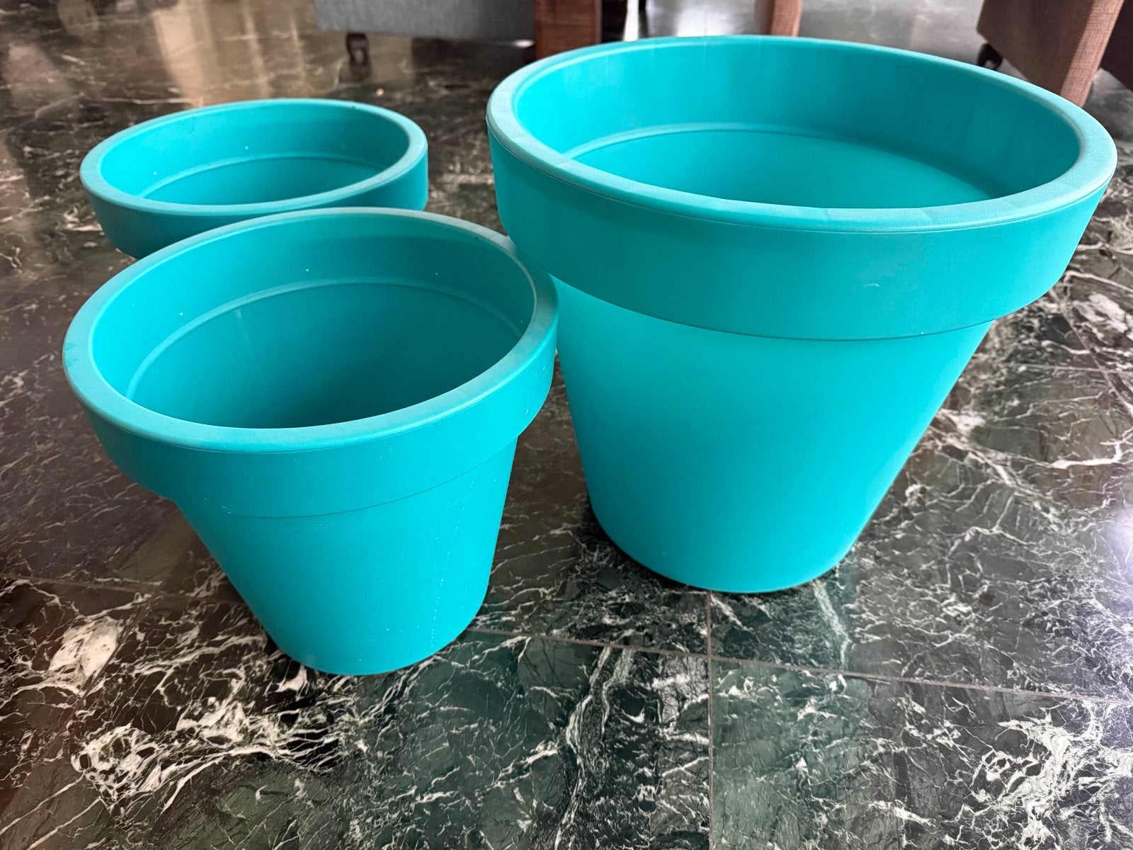 Set van 3 turquoise bloempotten met schotel, Kunststof, Gebruikt, Rond, Binnen