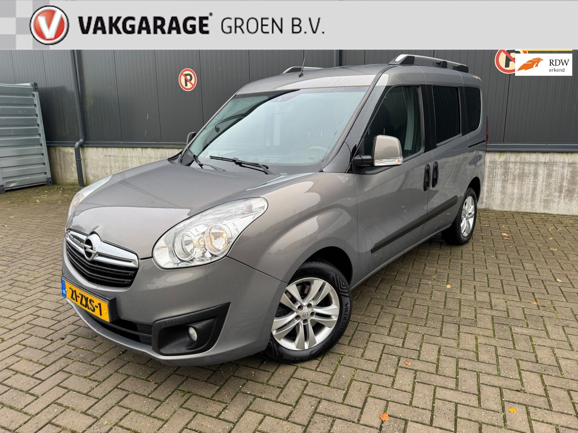 Opel Combo Tour 2.0 CDTI L1H1 Cosmo / climate / cruise / tre, Voorwielaandrijving, Euro 5, Zwart, Bruin
