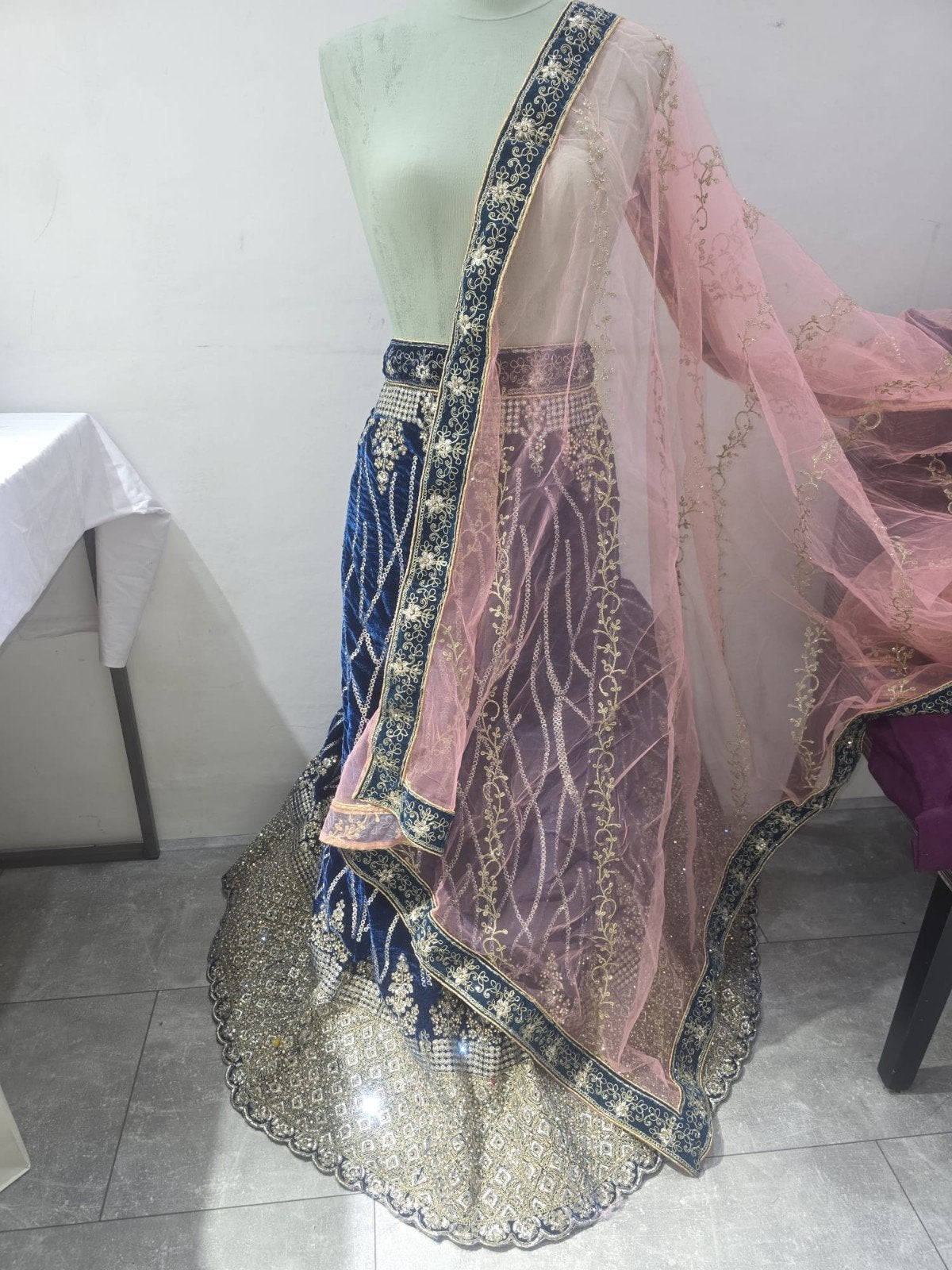 Prachtige Indiase Lehenga Choli met borduurwerk, Kleding | Dames, Maat 38/40 (M), Overige typen, Blauw, Ophalen of Verzenden
